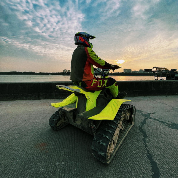 VTT électrique 72 V à couple élevé avec deux chenilles et deux moteurs pour des conditions extrêmes