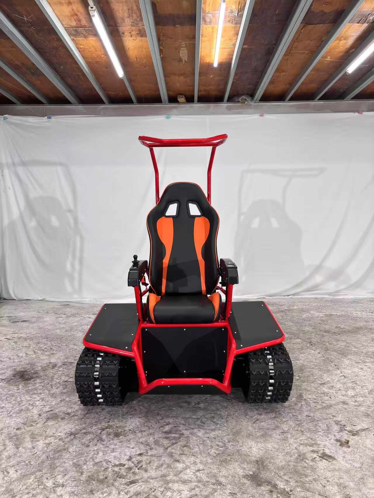 Moteur puissant et fauteuil roulant électrique tout terrain avec un châssis robuste